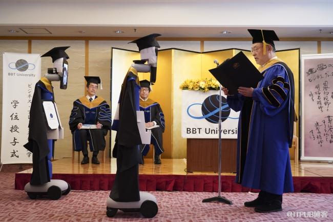 日本毕业典礼变“僵尸开会”！学生远程遥控，机器人代领毕业证，校长居然没笑场